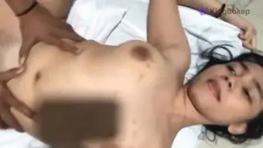 Gadis Cantik Pasrah Goyang Kasur Peraduan Enak poster